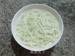 黑木耳包心菜炒土豆粉条的做法步骤：2