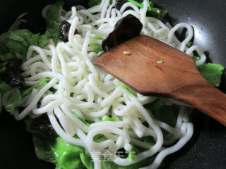 黑木耳包心菜炒土豆粉条的做法步骤：5