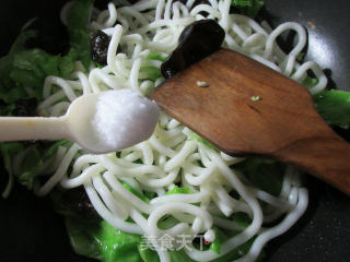 黑木耳包心菜炒土豆粉条的做法步骤：6