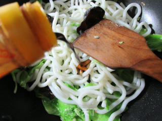 黑木耳包心菜炒土豆粉条的做法步骤：7