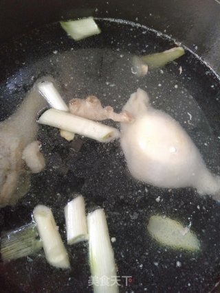 鸡汤米线的做法步骤：1