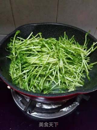 炒豆苗的做法步骤：4