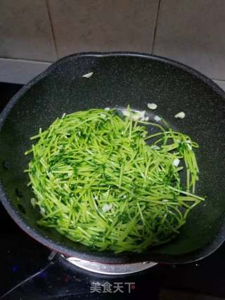 炒豆苗的做法步骤：5