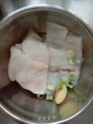 清蒸巴沙鱼的做法步骤：1