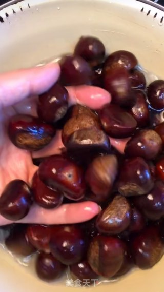 糖炒栗子的做法步骤：1