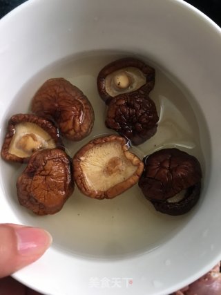 香菇焖鸡的做法步骤：2