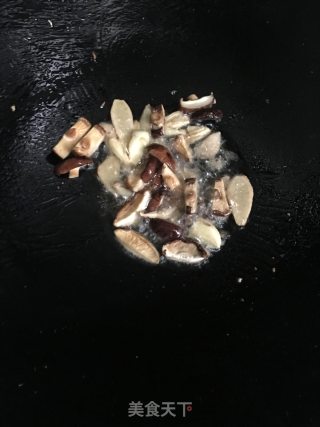 香菇焖鸡的做法步骤：7