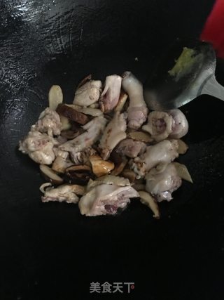 香菇焖鸡的做法步骤：9