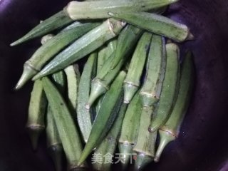 蒜蓉酱炒秋葵的做法步骤：1
