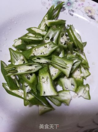 蒜蓉酱炒秋葵的做法步骤：2