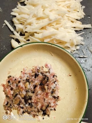 香菇肉末炒萝卜丝的做法步骤：1