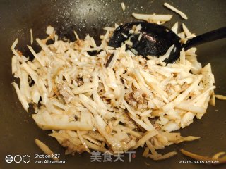香菇肉末炒萝卜丝的做法步骤：3