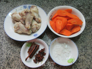 胡萝卜烧鸡翅根的做法步骤：1