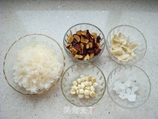 红枣莲子银耳羹的做法步骤：1
