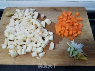 “萝卜”黄豆酱炒胡萝卜藕丁的做法步骤：1