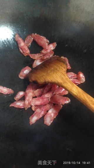 香肠炒尖椒的做法步骤：2