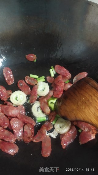香肠炒尖椒的做法步骤：3