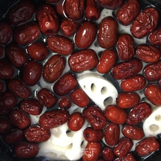 莲藕红枣汤的做法步骤：3