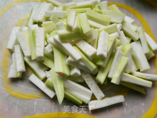 蒲瓜条炒肉的做法步骤：2