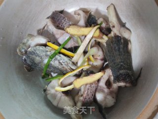炖乌鱼汤的做法步骤：5
