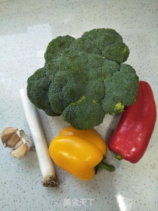 清炒西兰花的做法步骤：1