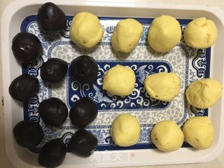 芝麻南瓜豆沙饼的做法步骤：4