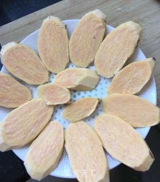 三色果干红薯卷的做法步骤：4