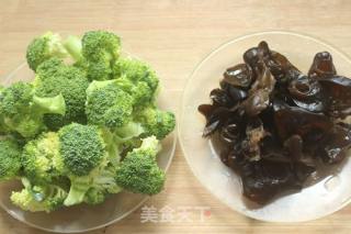 黑木耳炒西蓝花的做法步骤：1