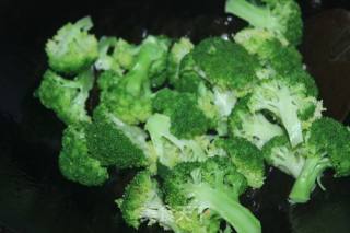 黑木耳炒西蓝花的做法步骤：4