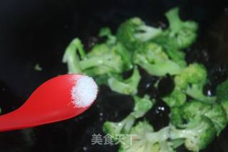 黑木耳炒西蓝花的做法步骤：6