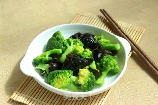 黑木耳炒西蓝花的做法步骤：7