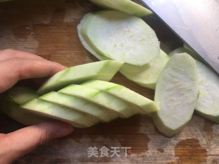 丝瓜蒸粉丝的做法步骤：2