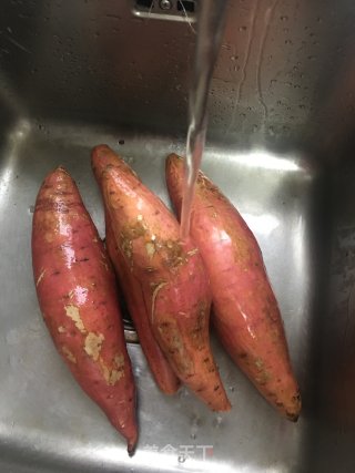 蒸地瓜的做法步骤：1