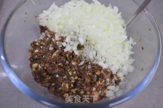 猪肉洋葱大懒龙的做法步骤：4