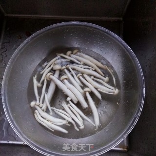 海鲜菇炒青菜的做法步骤：1