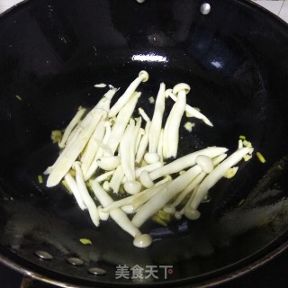 海鲜菇炒青菜的做法步骤：5