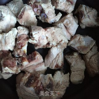 红萝卜排骨汤的做法步骤：1