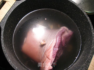 六香猪肘子的做法步骤：1