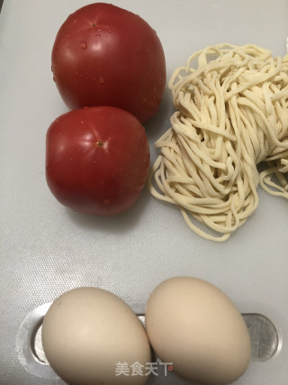 西红柿鸡蛋热汤面的做法步骤：1
