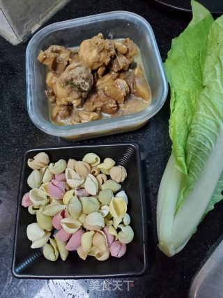 红烧鸡块汤汁烩贝壳面的做法步骤：1