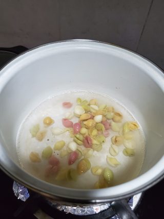 红烧鸡块汤汁烩贝壳面的做法步骤：2
