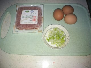 营养早餐：鸡蛋火腿土司杯的做法步骤：3