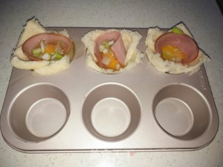 营养早餐：鸡蛋火腿土司杯的做法步骤：7