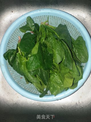 菠菜炒鸡蛋的做法步骤：1