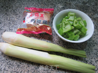 青椒鱼豆腐炒茭白的做法步骤：1