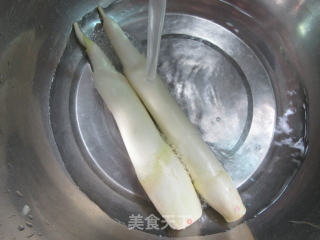 青椒鱼豆腐炒茭白的做法步骤：3