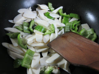 青椒鱼豆腐炒茭白的做法步骤：5