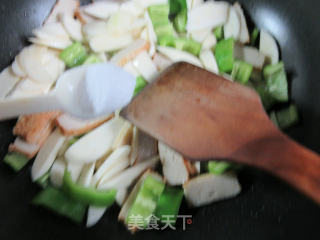 青椒鱼豆腐炒茭白的做法步骤：8