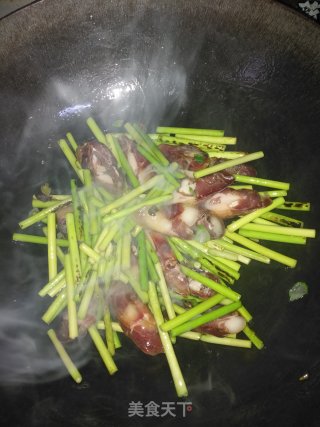蒜苔炒香肠的做法步骤：6