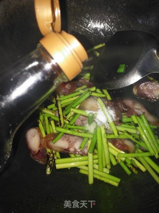 蒜苔炒香肠的做法步骤：8